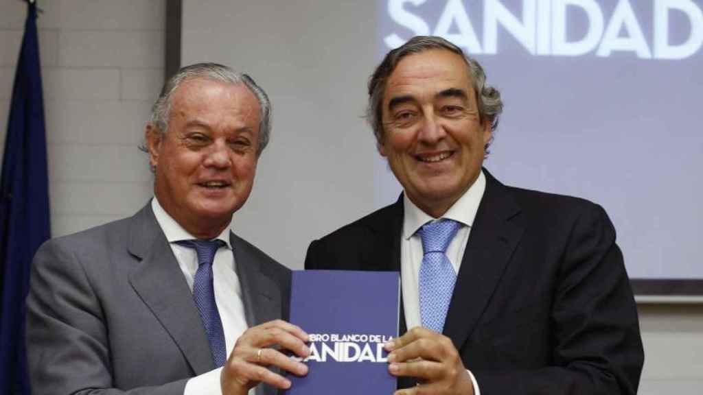 El presidente de la CEOE, Juan Rosell, y el responsable de la Comisión de Sanidad, Carlos González, durante la presentación este martes del libro 'El libro blanco de la Sanidad' en la sede de la CEOE.