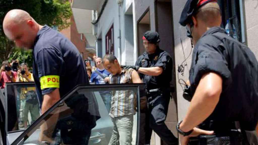 Uno de los detenidos, en 2009, durante la operación de los Mossos d'Esquadra en Mataró.