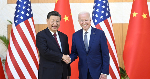 El presidente chino Xi Jinping (izq.) saluda a su homólogo estadounidense Joe Biden antes de su reunión, un día antes de la Cumbre del G20 en Bali, Indonesia / LI XUEREN - EFE