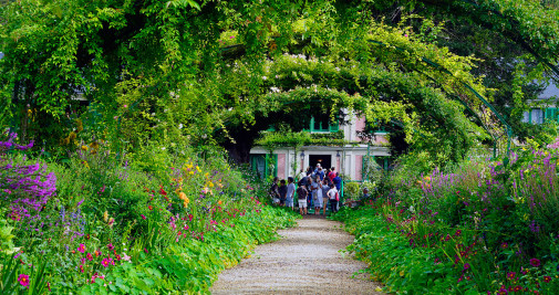 La alameda central del jardín de flores de la casa de Claude Monet / Yolanda Cardo
