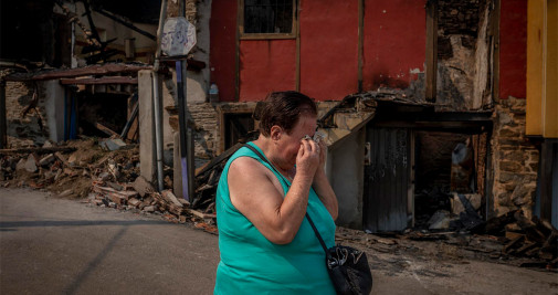 Raquel Borrajo, de 76 años, llora ante su casa quemada durante el incendio forestal acontecido en el pueblo de Alixo (O Barco de Valdeorras), en Ourense, este miércoles / EFE - BRAIS LORENZO
