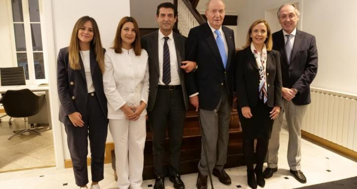 Juan Carlos I posa con el personal del centro. De izquierda a derecha, Roser Salinero, Carolina Cazallas y los doctores Manuel Sánchez, el rey, Neus Tomás y Jaime Tufet / FOTO: DeSánchez