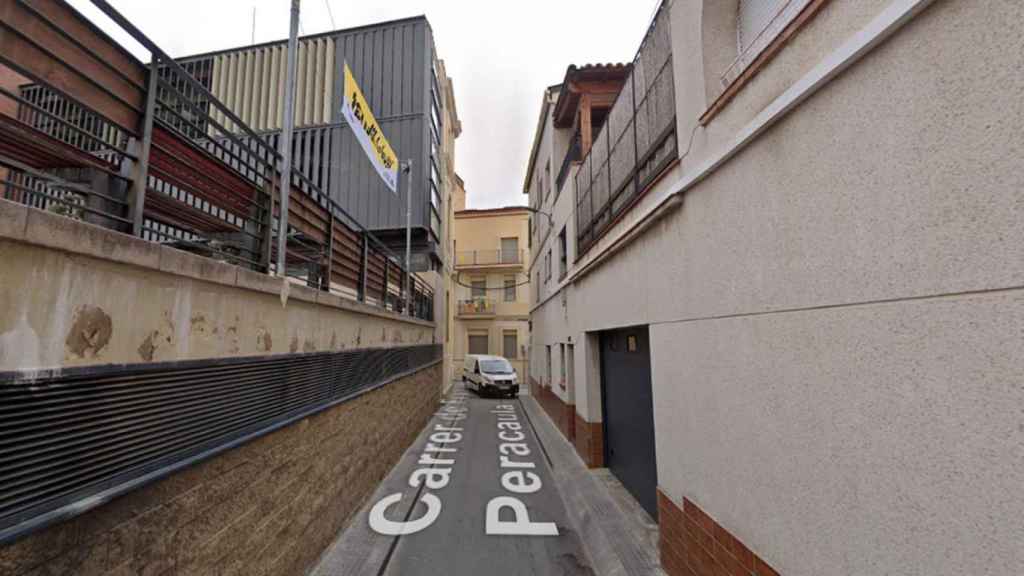 Calle Francesc Peracaula, en la que se encuentra el piso ocupado que desencadenó un enfrentamiento entre los vecinos de Gelida la semana pasada / GOOGLE STREET VIEW