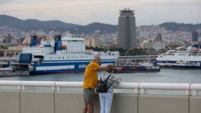 Dos turistas observan varios cruceros atracados en Barcelona / EUROPA PRESS