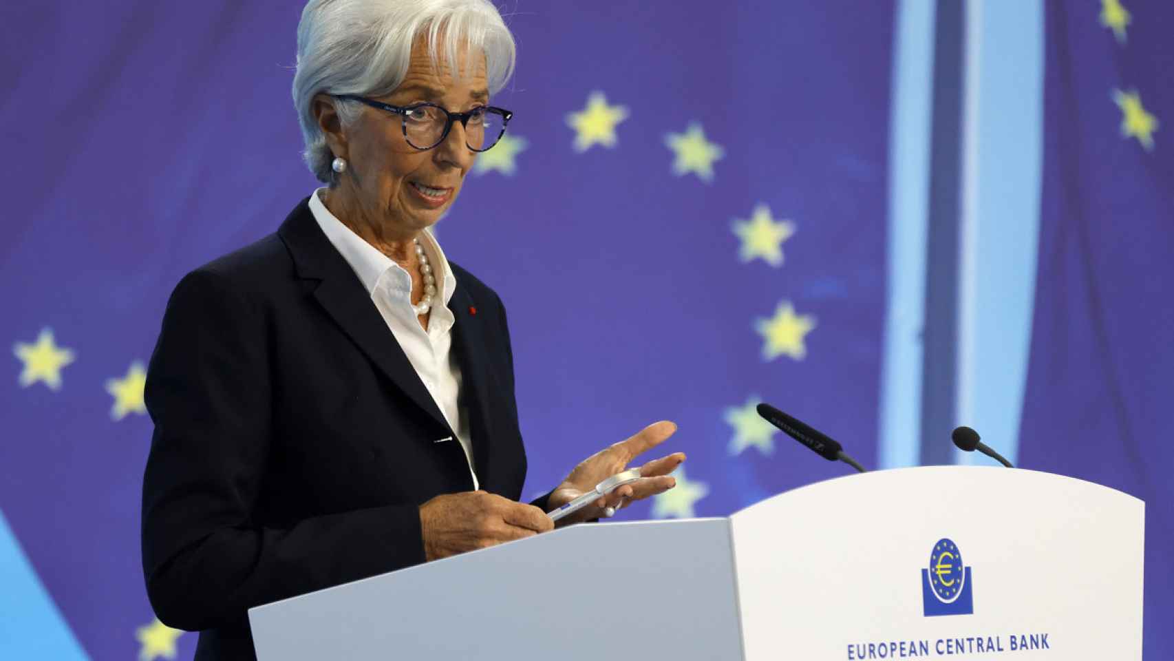 La presidenta del BCE, Christine Lagarde, atendiendo a la prensa en la sede de este organismo en Frankfurt / EFE - EPA - RONALD WITTEK