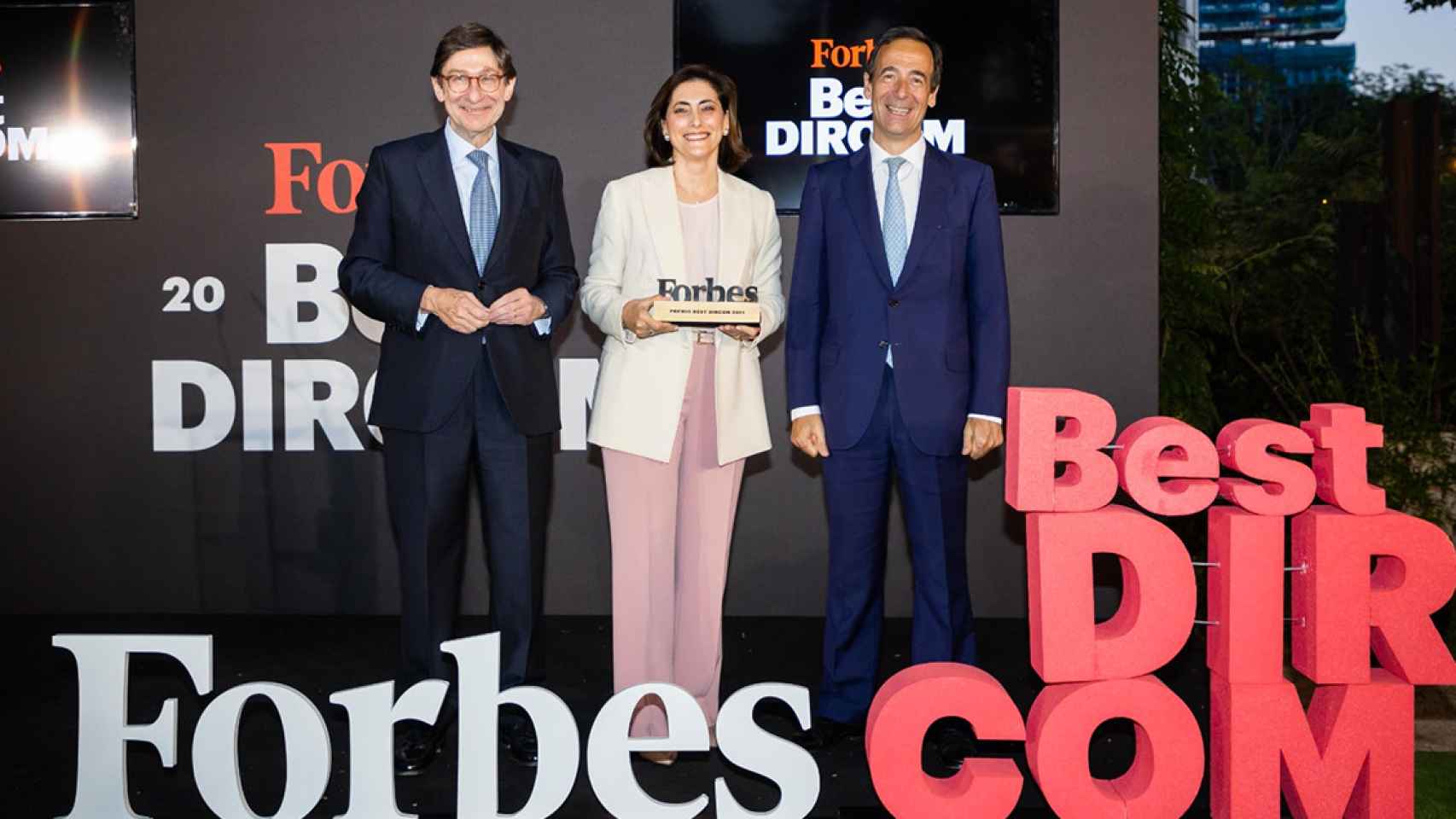 La dircom de Caixabank, María Luisa Gistau, entre el presidente del banco, José Ignacio Goirigolzarri (i) y el consejero delegado de la entidad, Gonzalo Gortázar (d)