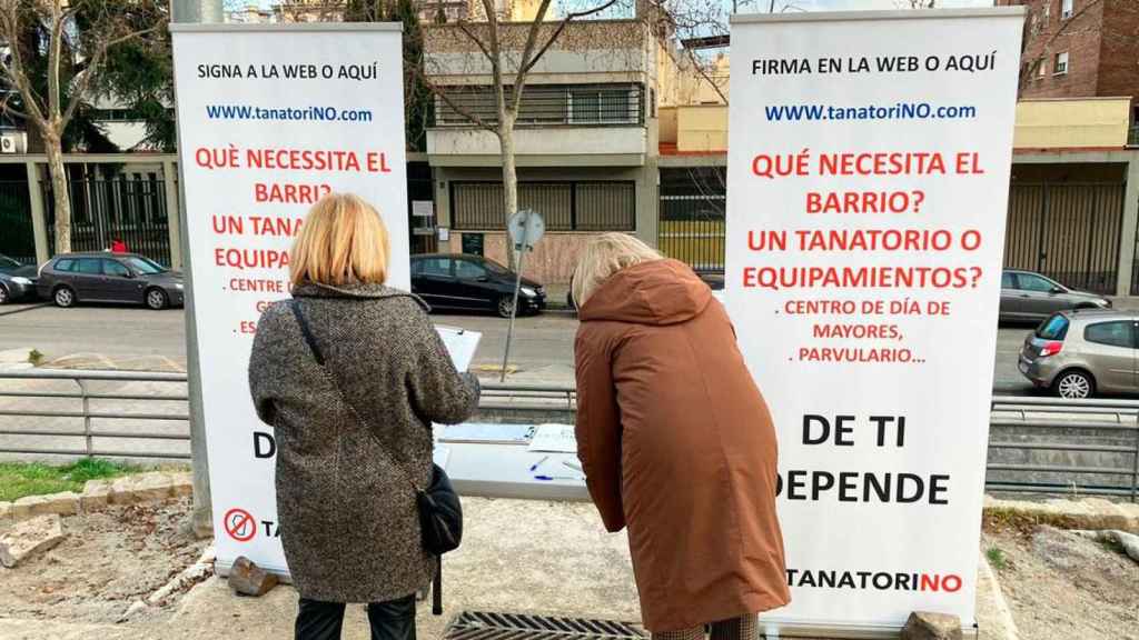 Dos vecinas, firmando contra el proyecto de tanatorio en Sant Gervasi / TN