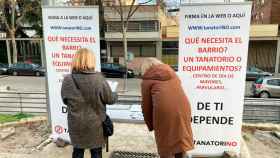 Dos vecinas, firmando contra el proyecto de tanatorio en Sant Gervasi / TN