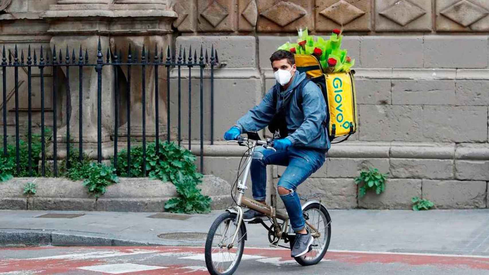 Imagen de un 'rider' de Glovo repartiendo flores / RTVE