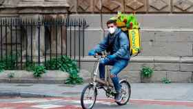 Imagen de un 'rider' de Glovo repartiendo flores / RTVE