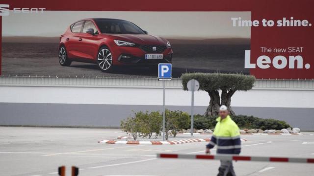 Un operario de Seat en la planta de Martorell / EUROPA PRESS