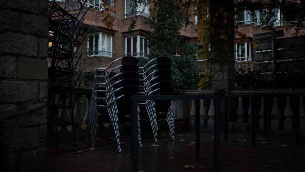 Sillas vacías en una terraza de un restaurante: el sector de la restauración quiere abrir por la noche / EP