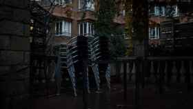 Sillas vacías en una terraza de un restaurante: el sector de la restauración quiere abrir por la noche / EP