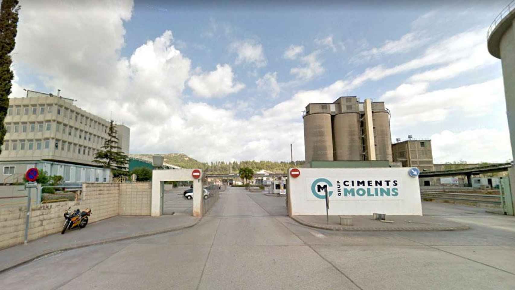 Entrada a una de las factoría de Cementos Molins, cuya sede social seguirá en Madrid / CG