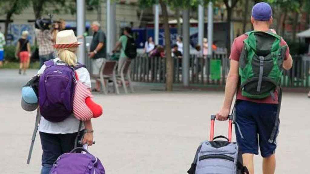 Turistas buscan alojamiento en la Barceloneta / EFE