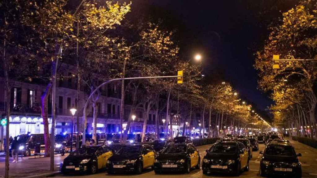 Dispositivo policial de los Mossos por el paro indefinido de los taxistas en Barcelona / EFE