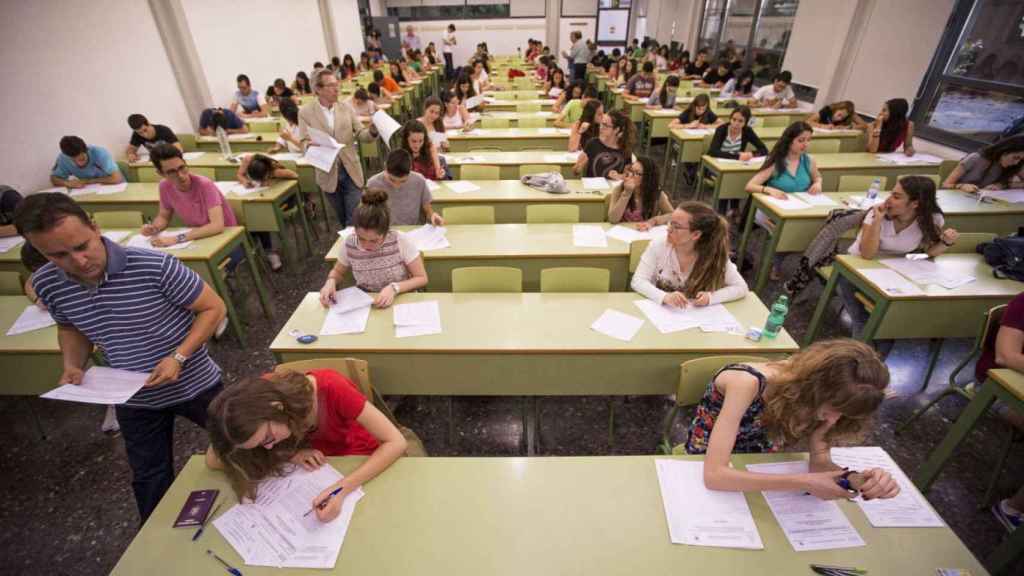 Estudiantes durante un examen, foto de archivo / EFE