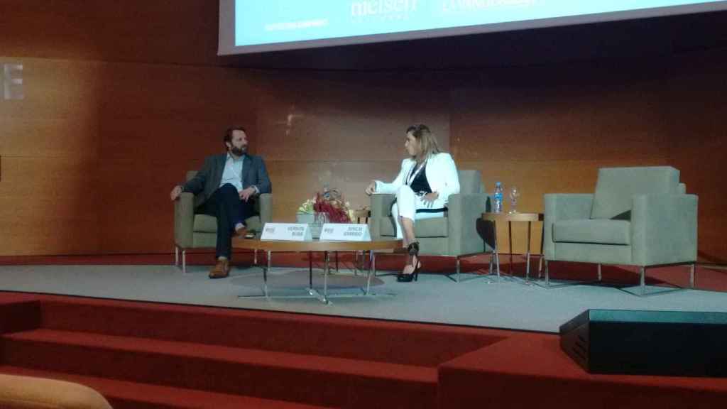 El jefe de ventas en Europa, Oriente Medio y África de LinkedIn, Vernon Bubb, y Juncal Garrido, en el II Encuentro de 'e-commerce' del IESE / CG