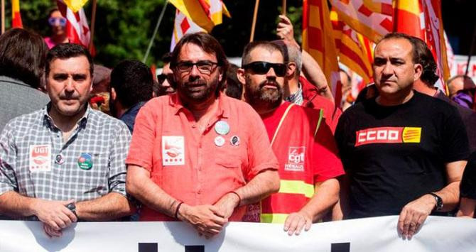 El presidente de UGT de Cataluña, Matías Carnero (i), el secretario general del sindicato, Camil Ros (2i), y su homólogo en CCOO, Javier Pacheco (d) / EFE