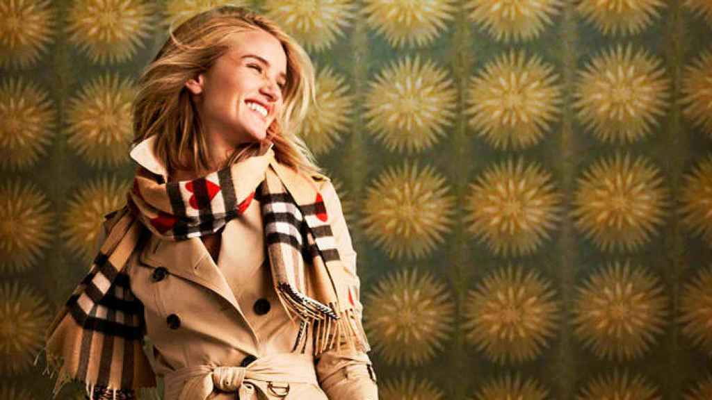 La modelo Rosie Huntington-Whiteley en una campaña de la marca Burberry