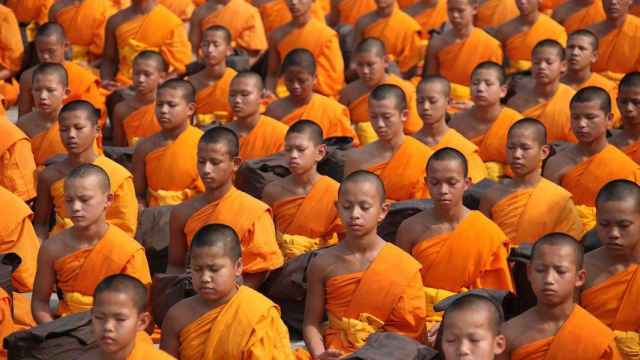 Monjes budistas de Tailandia haciendo yoga / Suc en Pixabay