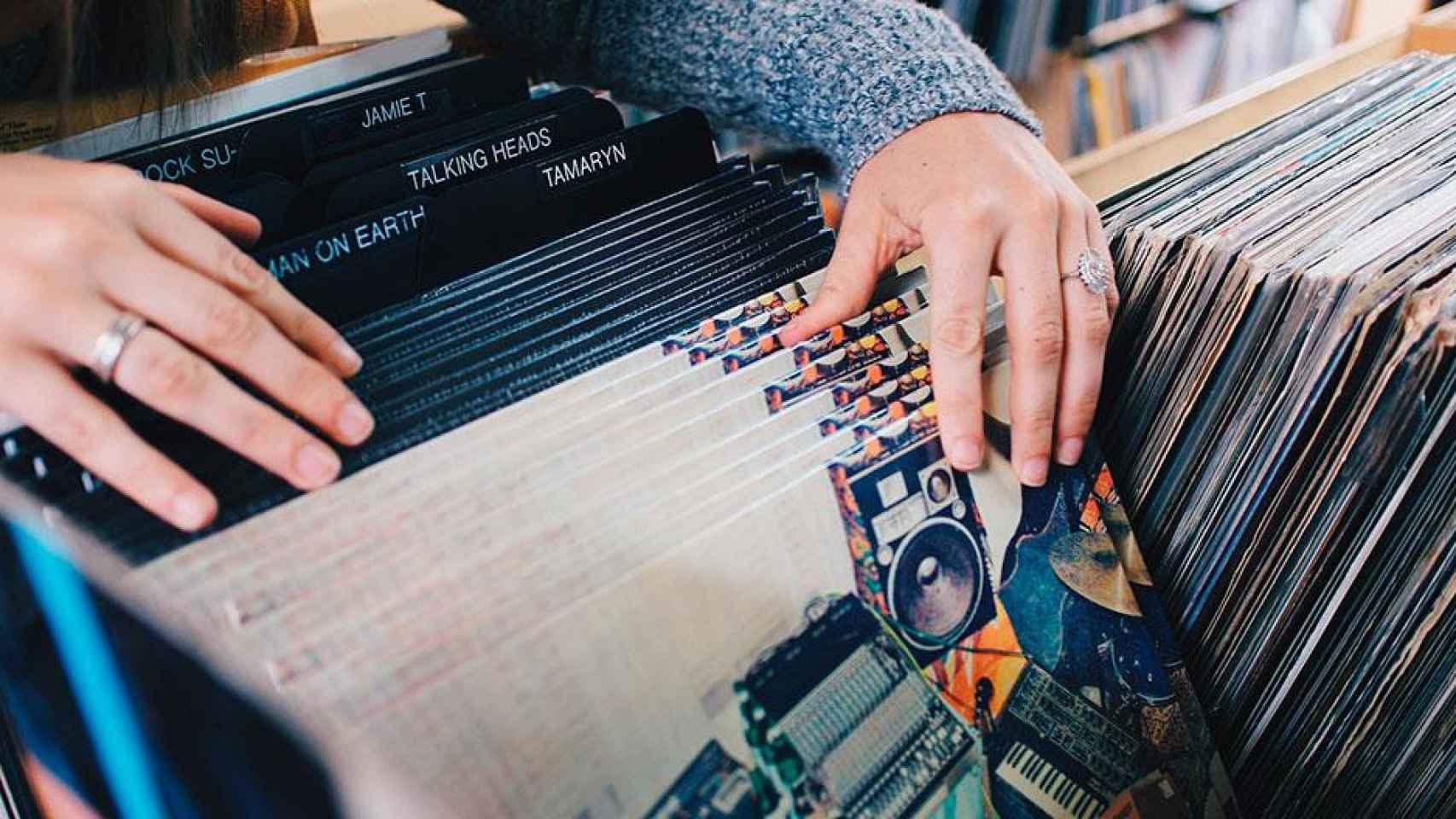 Un melómano buscando vinilos en una tienda de Barcelona / PIXABAY