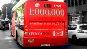 Un autobús de Barcelona exhibe una campaña de publicidad de 'Crónica Global'.