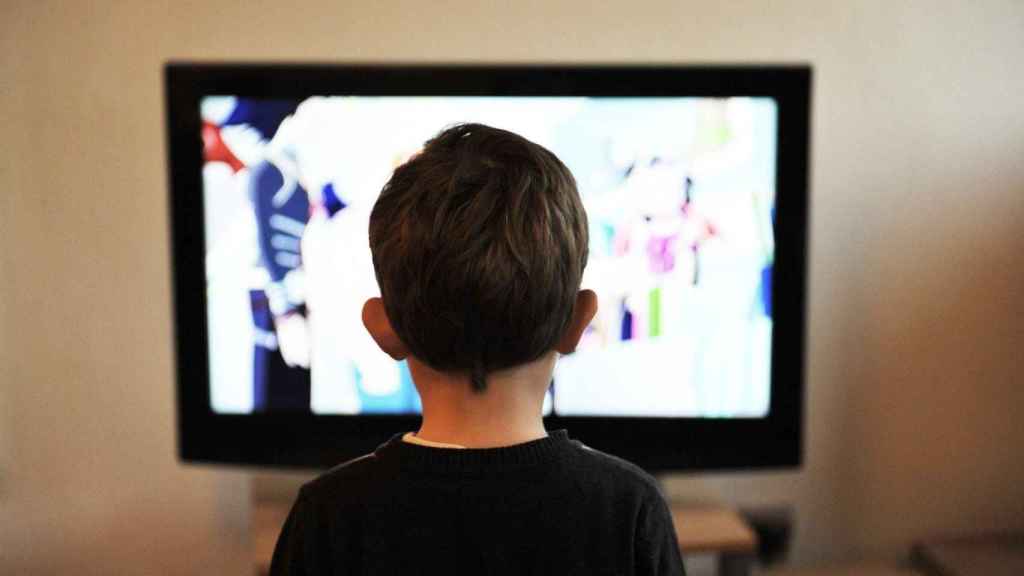 Un niño viendo una película en el televisor / PIXABAY