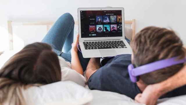 Una pareja disfruta de una de las experiencias virtuales más populares, el streaming / FREEPIK