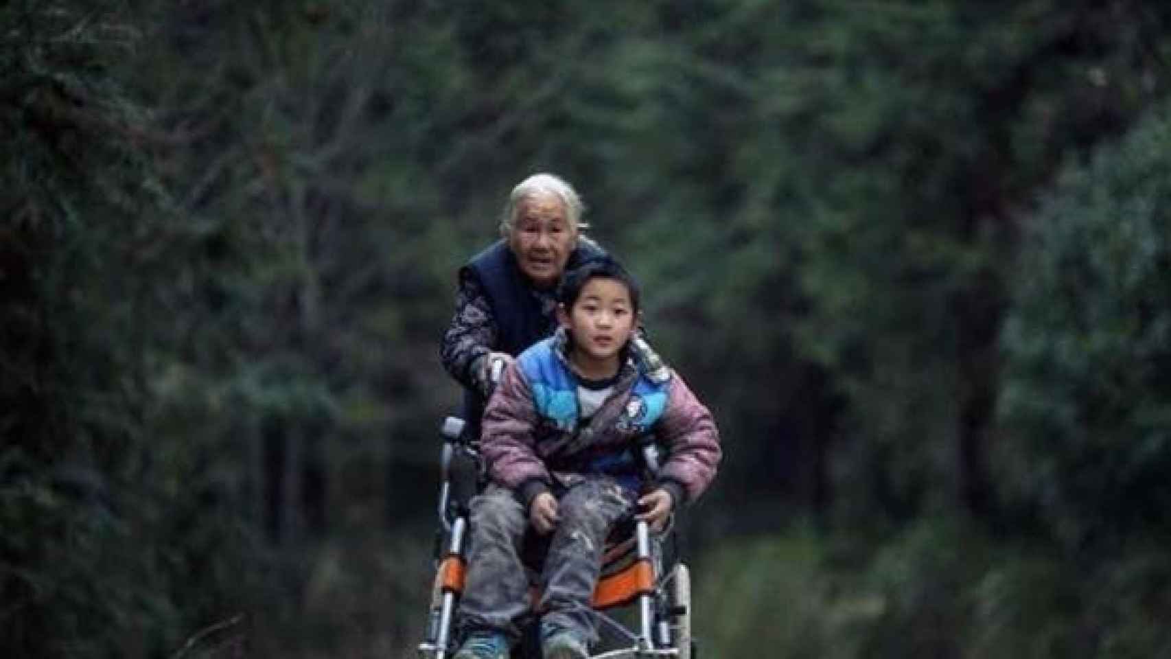 La abuela que lleva al colegio a su nieto / CD