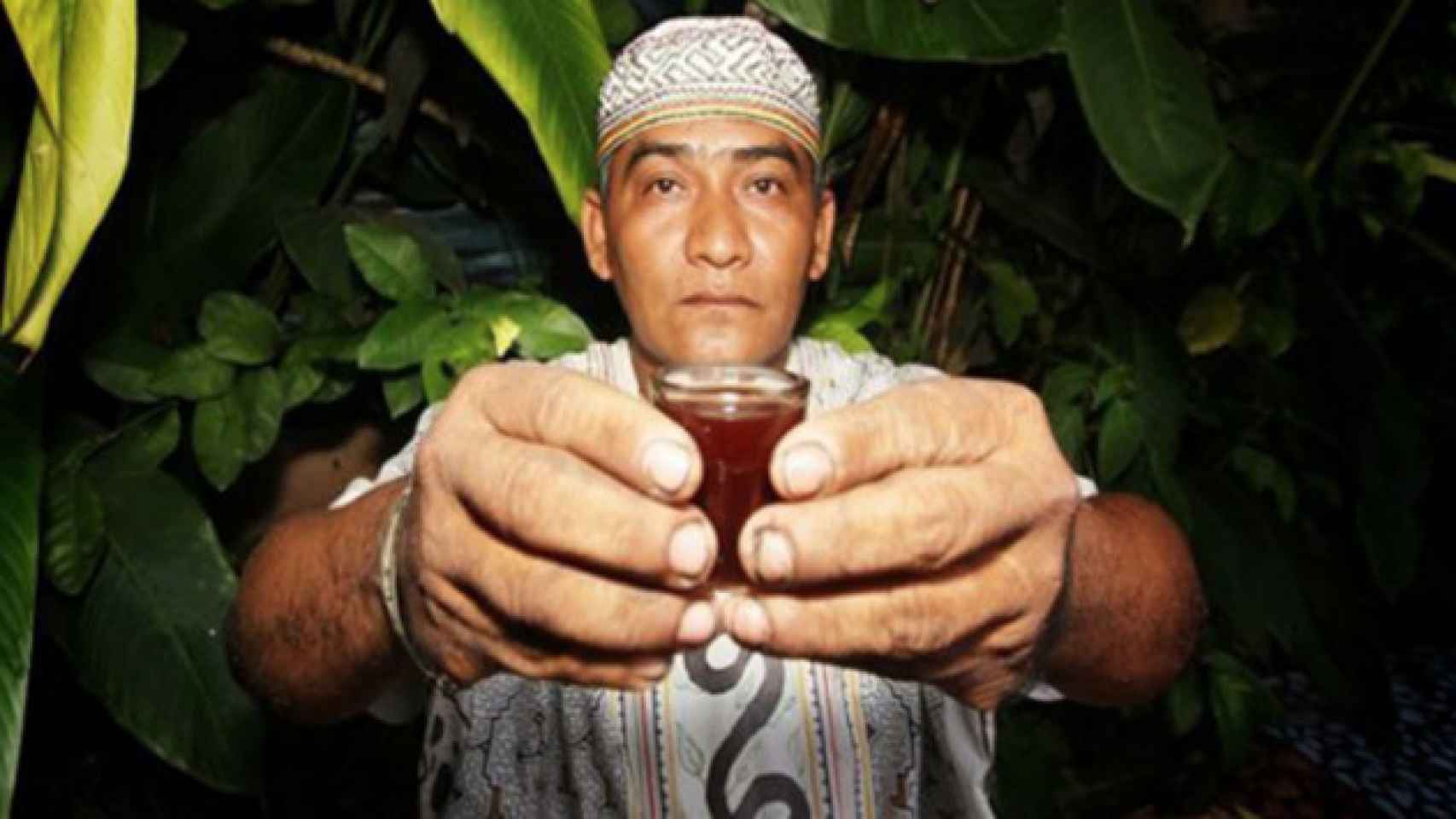 Un chamán con la bebida que proviene de la planta ayahuasca