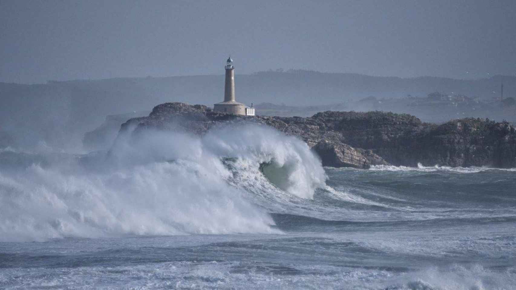 Olas de varios metros de altura en varias provincias de España EP