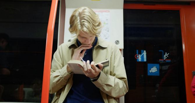 Joven leyendo en el metro / MIGUEL DE PEREDA