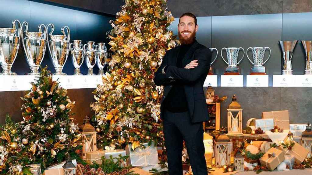 Sergio Ramos posa con los trofeos ganados con el Real Madrid