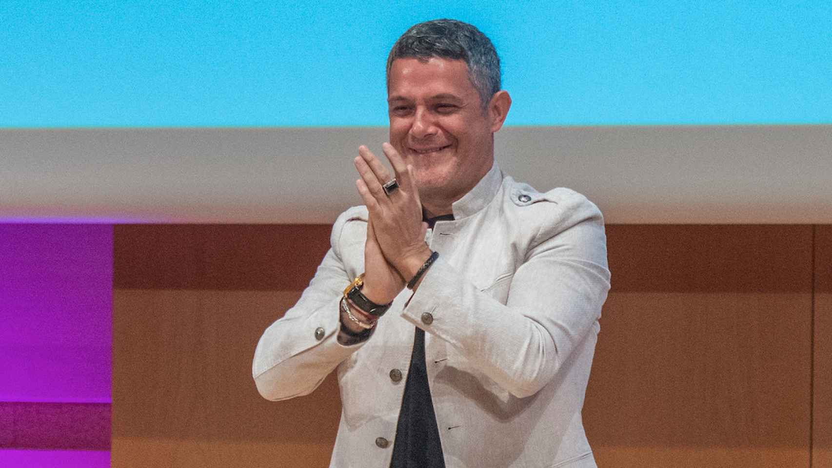 Alejando Sanz, recién separado, rehace su vida a lado de una explosiva caribeña / EP