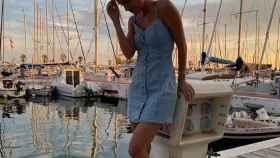 Elena Galera contemplando el atardecer en el puerto de Castelldefels