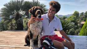 Riqui Puig en su piscina con su mascota / INSTAGRAM