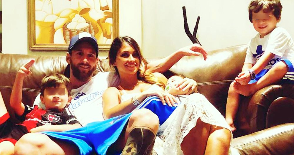 La familia Messi-Roccuzzo en el sofá / INSTAGRAM