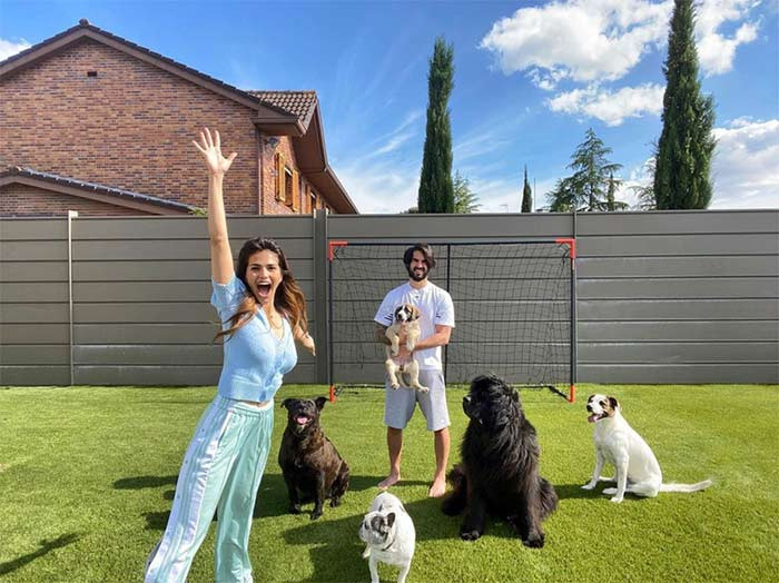 Sara e Isco con sus perros