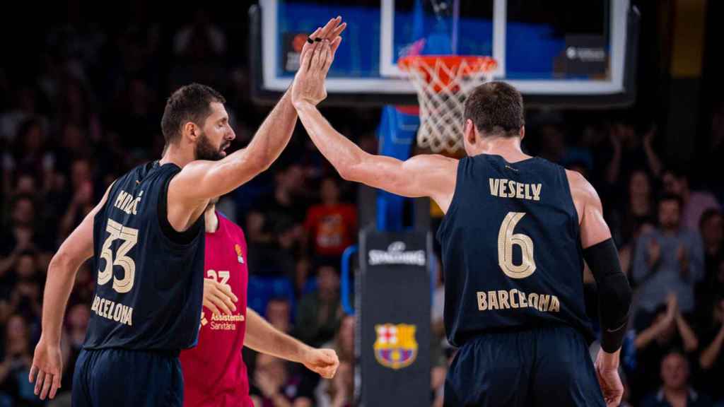 El saludo entre Mirotic y Vesely, en la victoria del Barça contra el Zalgiris / FCB