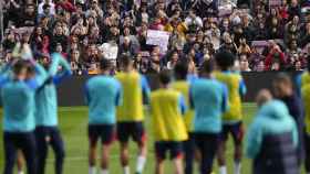 Los jugadores del Barça, en el entrenamiento a puertas abiertas del primer equipo / EFE