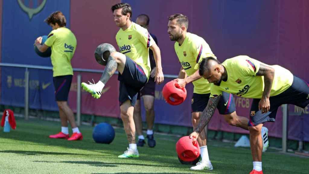 Arturo Vidal, Jordi Alba y Leo Messi entrenando con el resto de jugadores de la plantilla/FC BARCELONA