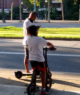 Arturo Vidal junto a su hijo por Barcelona / Redes