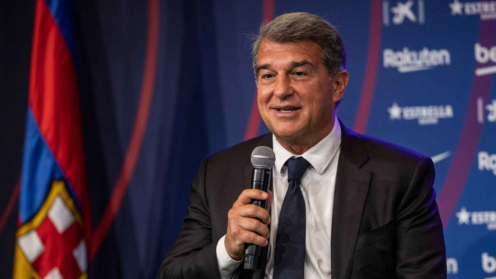 Laporta, en una rueda de prensa con el Barça / EFE