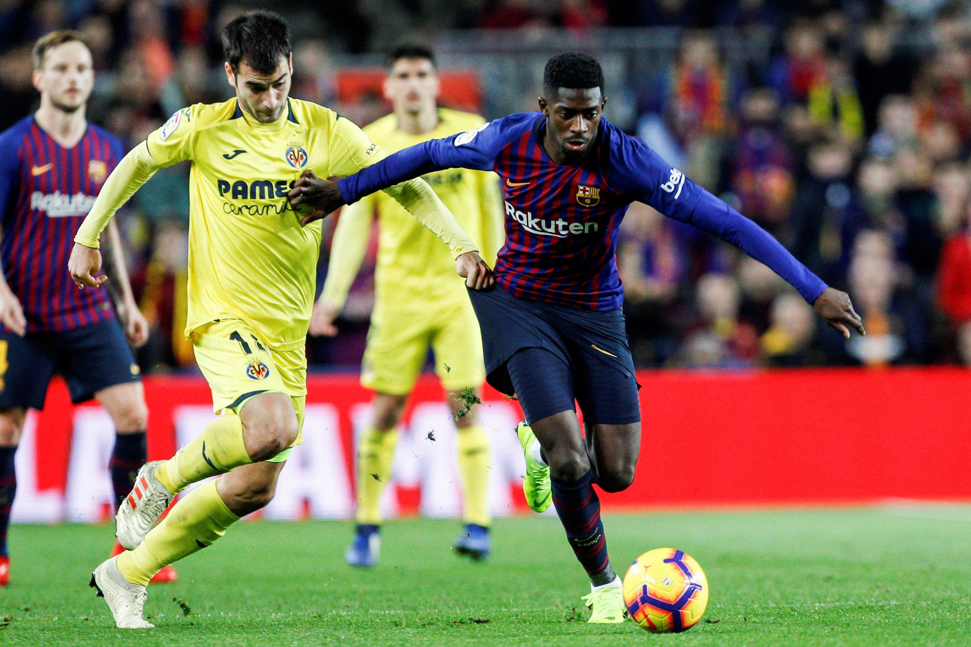 El delantero francés del FC Barcelona Ousmane Dembélé (d), lucha con el centrocampista del Villareal CF, Manu Triqueros (i) durante el partido disputado en el Camp Nou / EFE