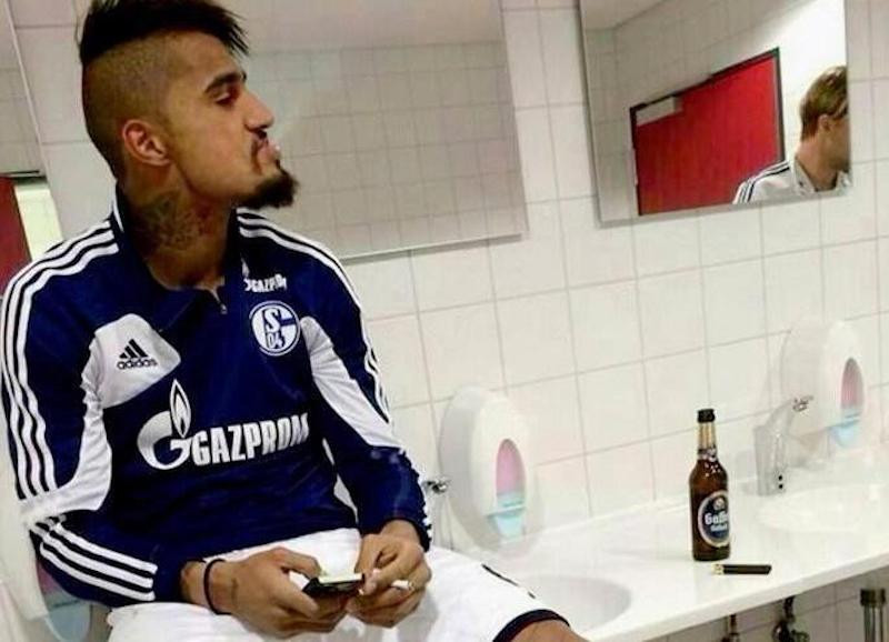 Kevin Prince Boateng en un control antidopping con un cigarrillo y una cerveza