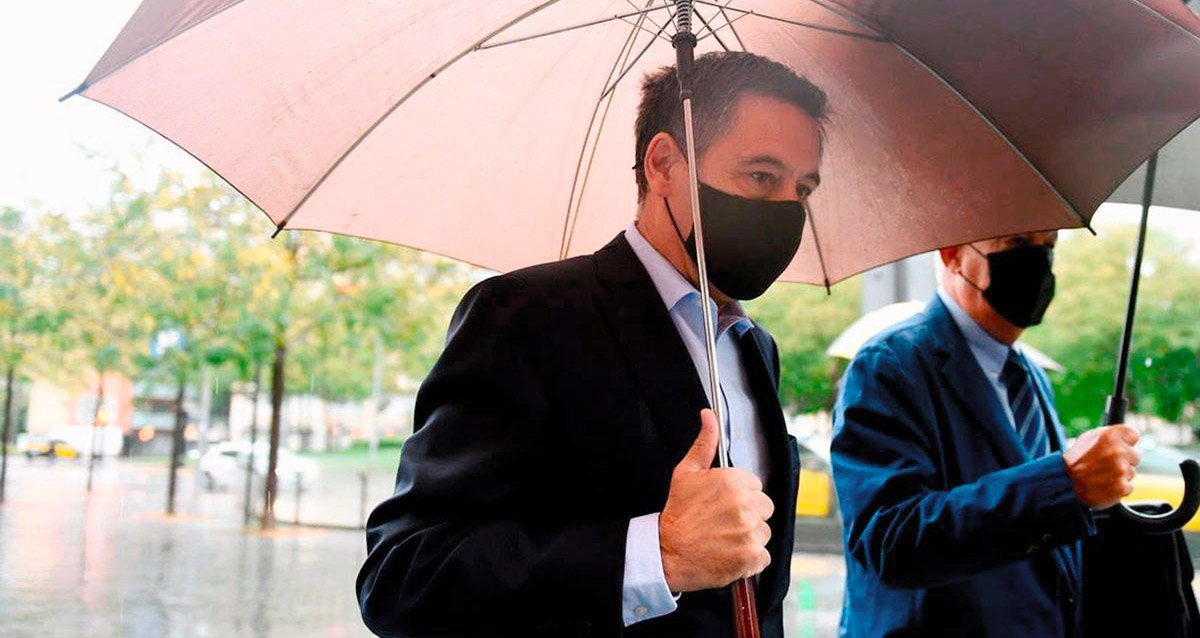 Josep Maria Bartomeu llega a los juzgados un día de lluvia / EFE