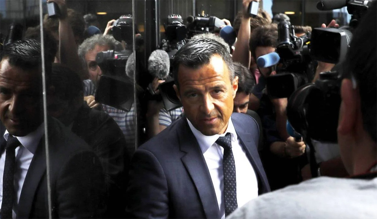 Jorge Mendes, rodeado de cámaras antes de asistir a un acto institucional / REDES