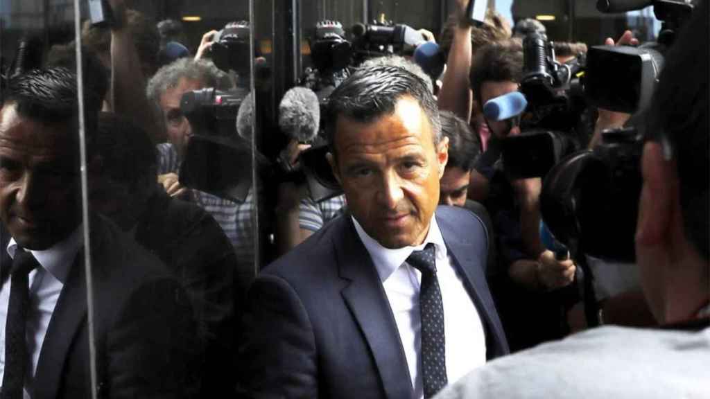 Jorge Mendes, rodeado de cámaras antes de asistir a un acto institucional