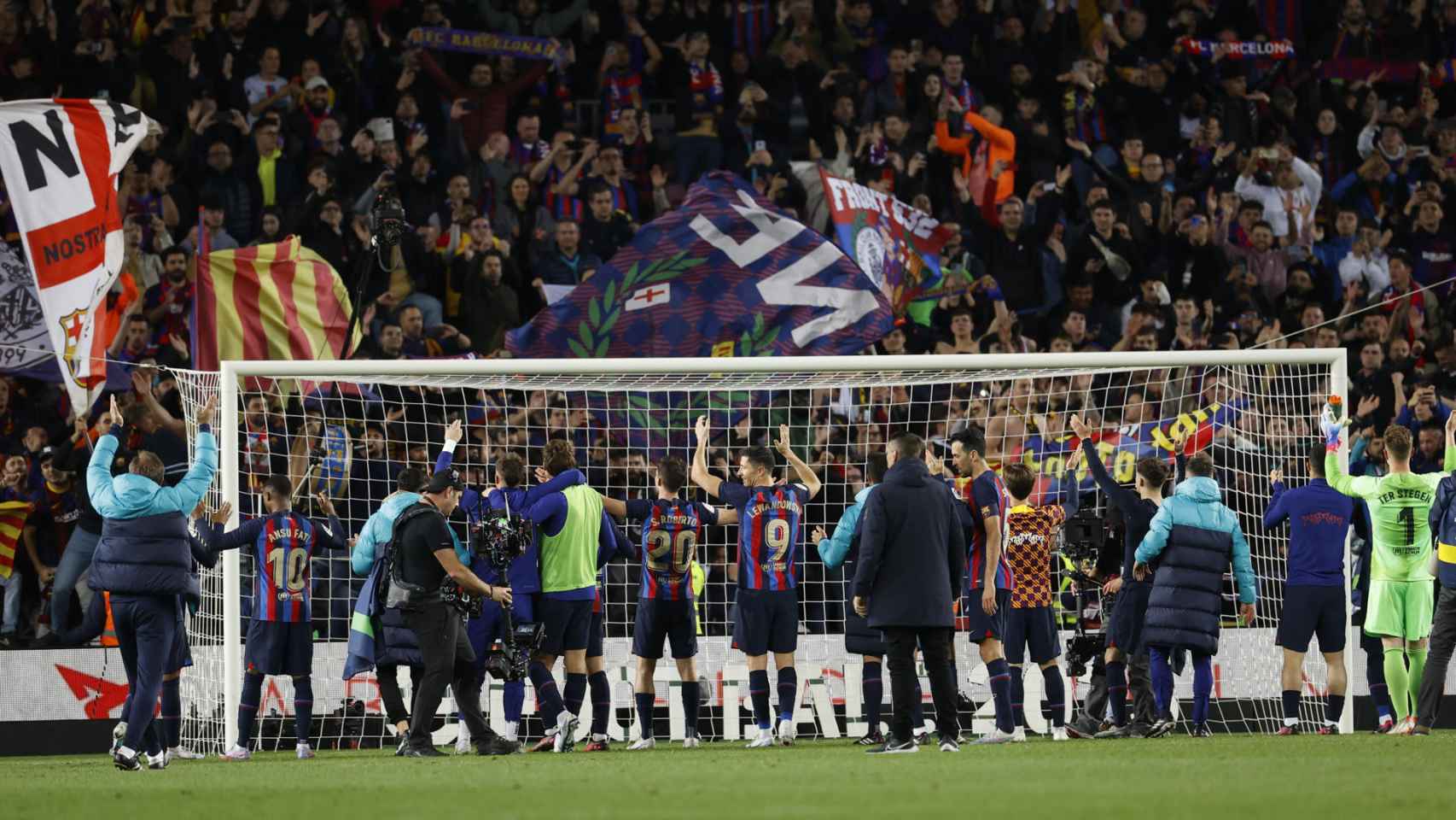 Los jugadores del Barça celebran la victoria ante el Madrid con la afición / EFE